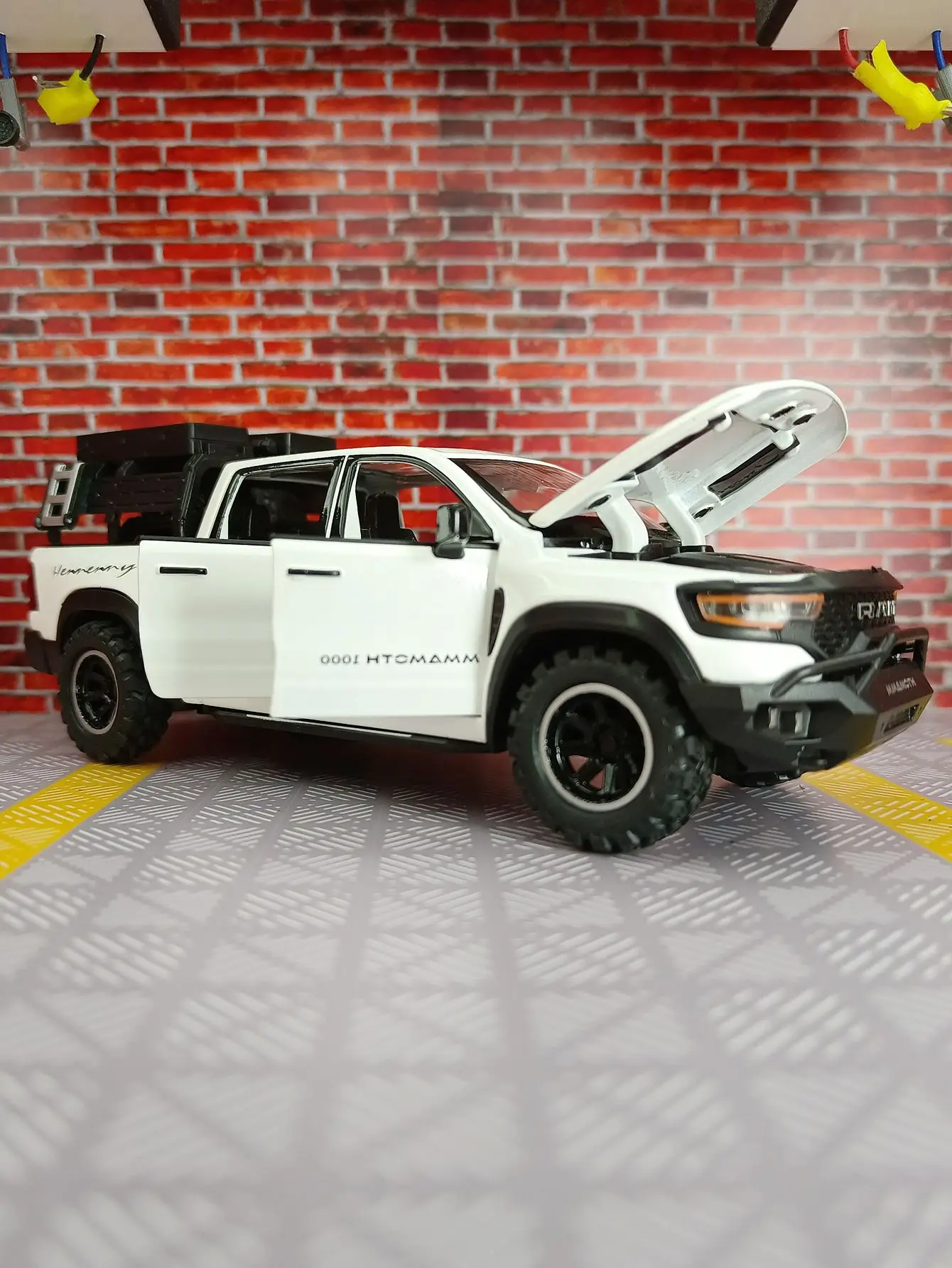 1: 32 دودج ماموث شاحنة بيك اب على الطرق الوعرة مركبة سبيكة نموذج الأبواب يمكن فتحها لديها محاكاة وظائف الصوت والإضاءة #6