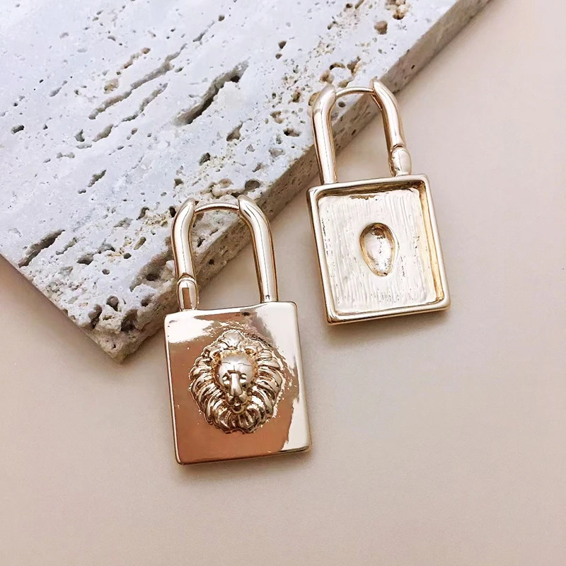 Vintage Gold-plated Embossed Lion Head Earrings for Women Hip-hop Fashion Metal Lock Earrings Fashion Jewelry