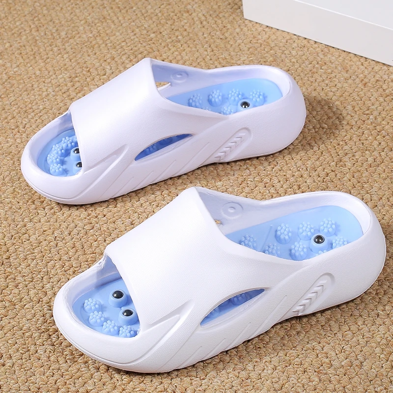 Sommer Neue Herren-Massagepantoffeln Komfortable Slides Indoor-Outdoor-Sandalen Strand Herren Freizeitschuhe Männliche Paar-Hausschuhe