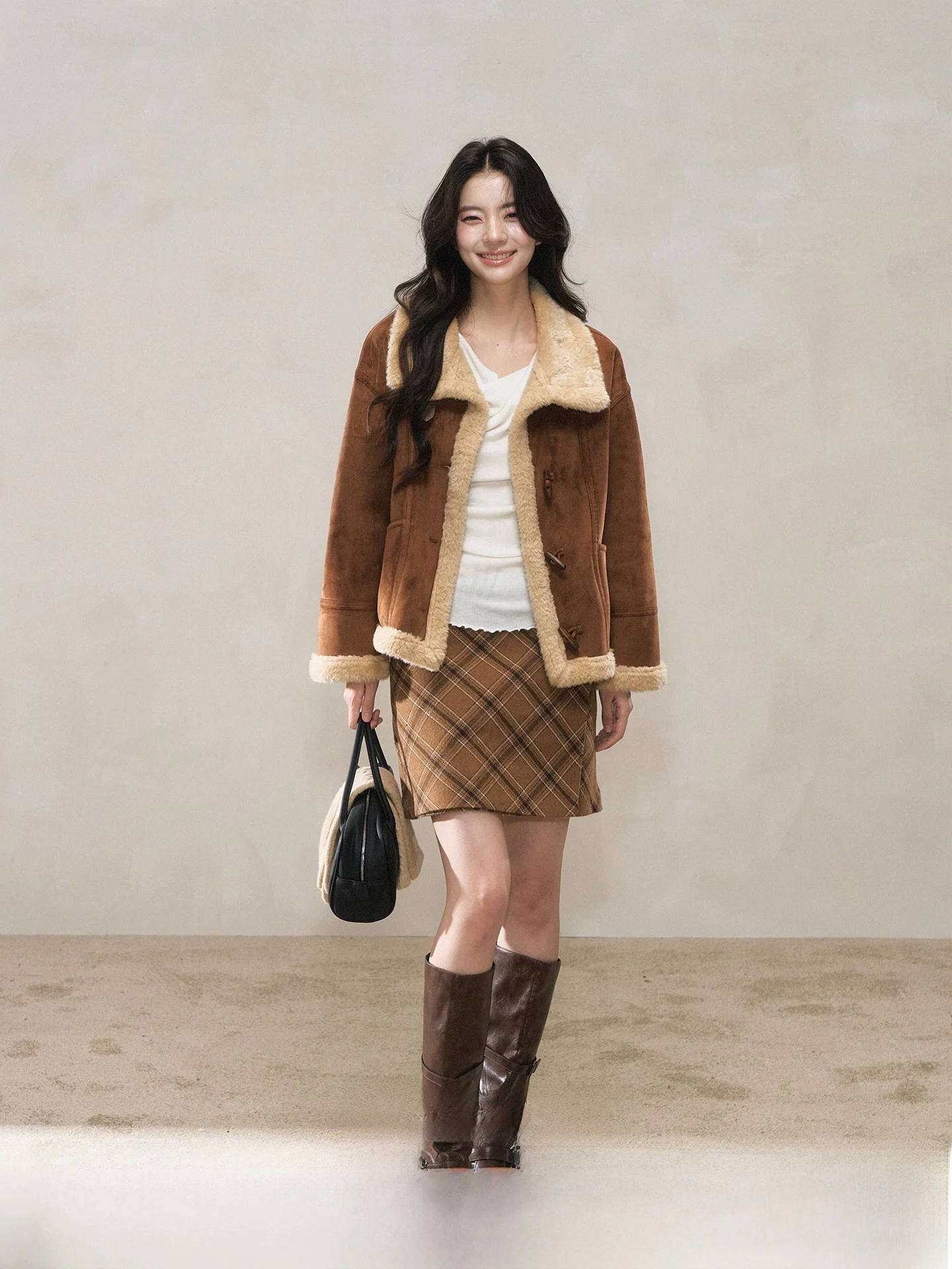 

Женское утепленное пальто свободного кроя с меховым воротником, зимняя коллекция 2025, модное повседневное теплое пальто с длинными рукавами, однотонное