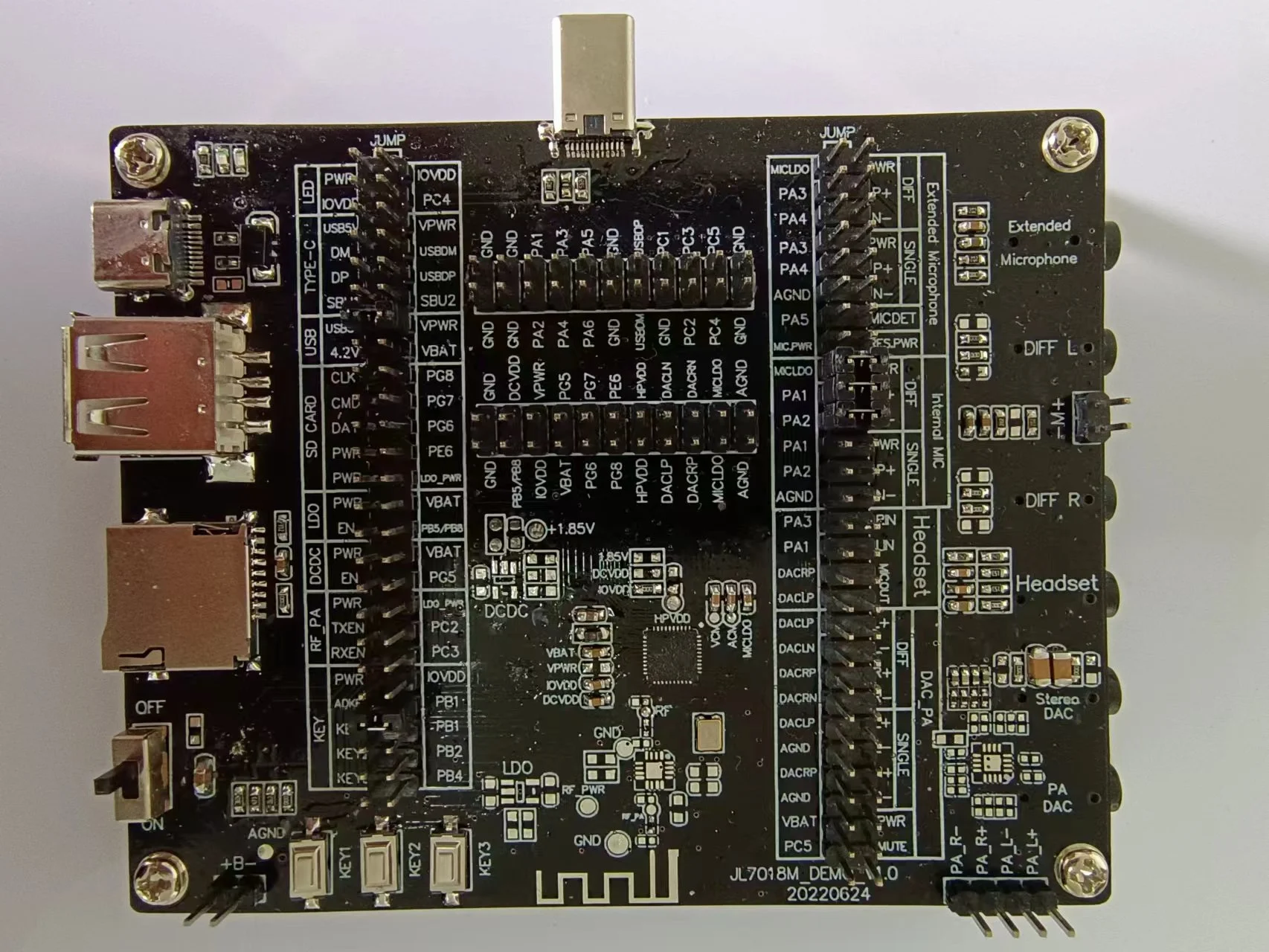 Wireless microphone/game headset receiving demo board