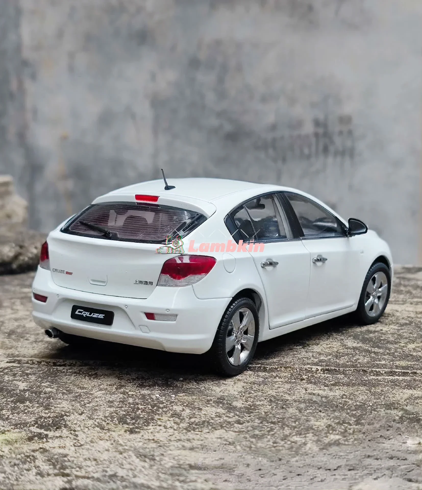 Model Decoration 1:18 For SGM Cruze hatchback model white Original Ten years old car no defects minor imperfections