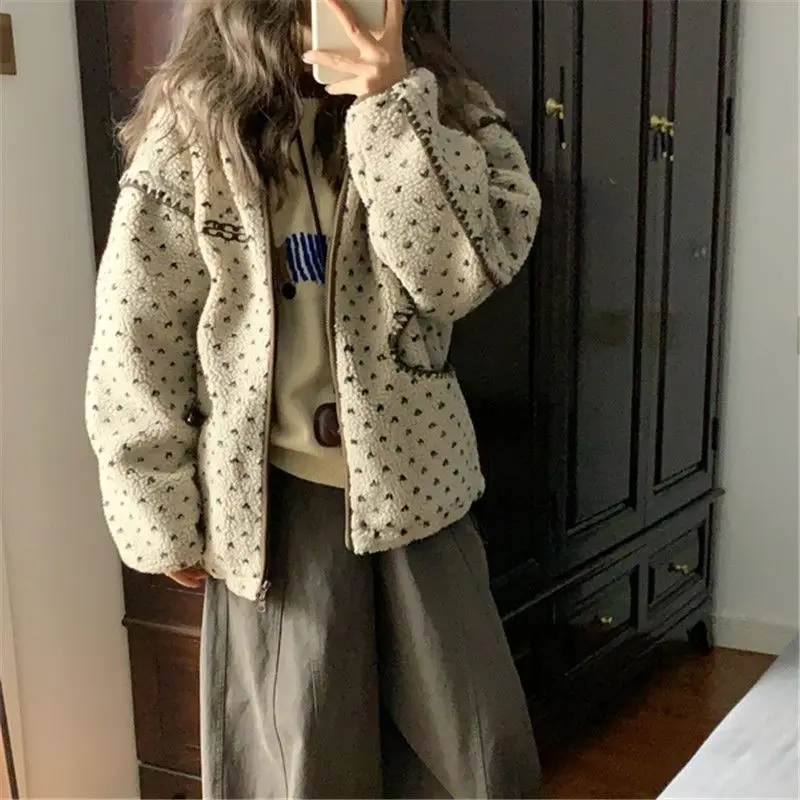 

Brown Lazy Long-sleeved Lamb Wool Thickened Coat for Women's Autumn and Winter Design Feels Warm and Versatile.