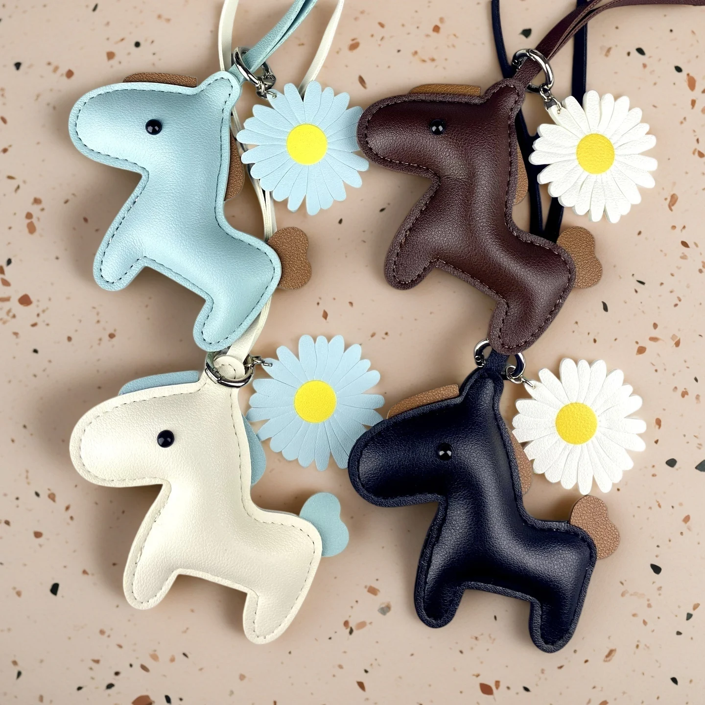 Adorable colgante de piel sintética con forma de pony y flor de margarita romántica, bonito llavero de piel sintética para bolsos, dulce regalo para ella - Estilo Boho