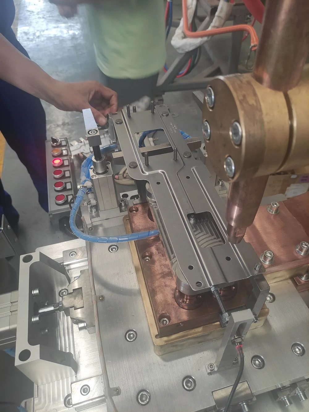 تعمل آلة لحام البقعة الأوتوماتيكية الهوائية ذات المرحلة الواحدة