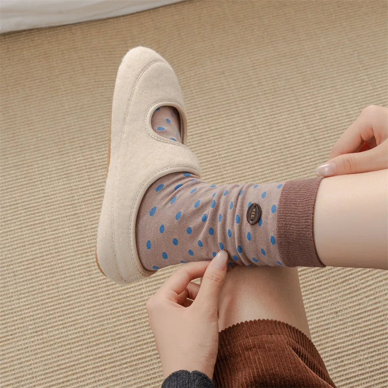 3 Paar Retro-Socken mit gepunkteten Streifen und Knöpfen für Damen, modische gestapelte Herbstsocken in Maillard-Braun-Farbblock-Design – Detail 12