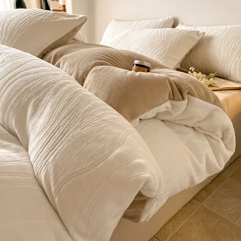 2025 شتاء جديد بلون بسيط مكون من أربع قطع مجموعة الحليب الصوف منحوتة غطاء لحاف الفراش سميكة طقم دافئ مريح