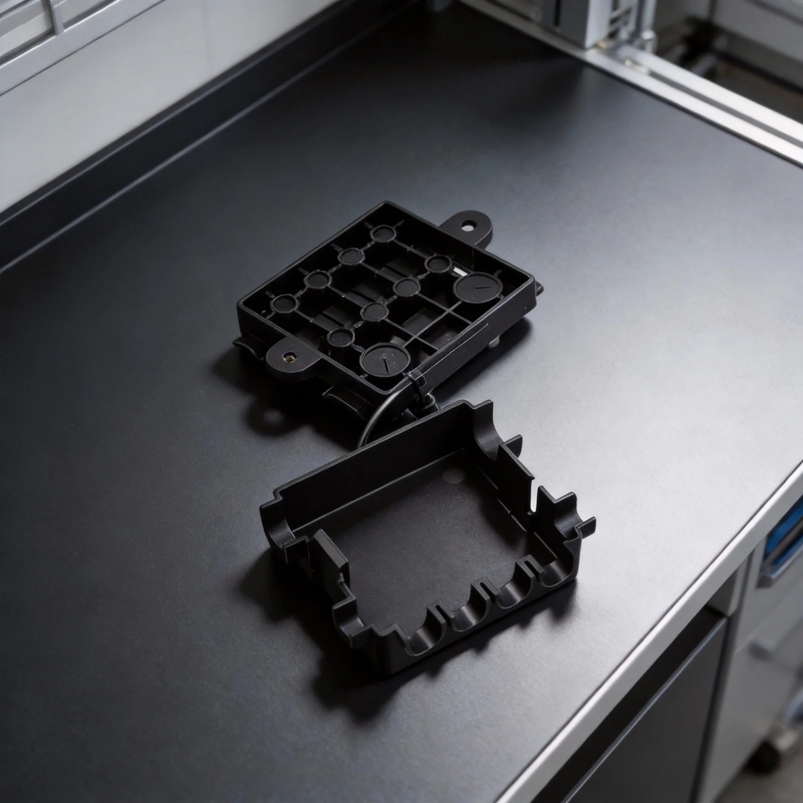 Multi-Outlet Power Audio Fuse Holder Compact And Lightweight ABS Material No Automatic Reset 1 Input 4 Outputs