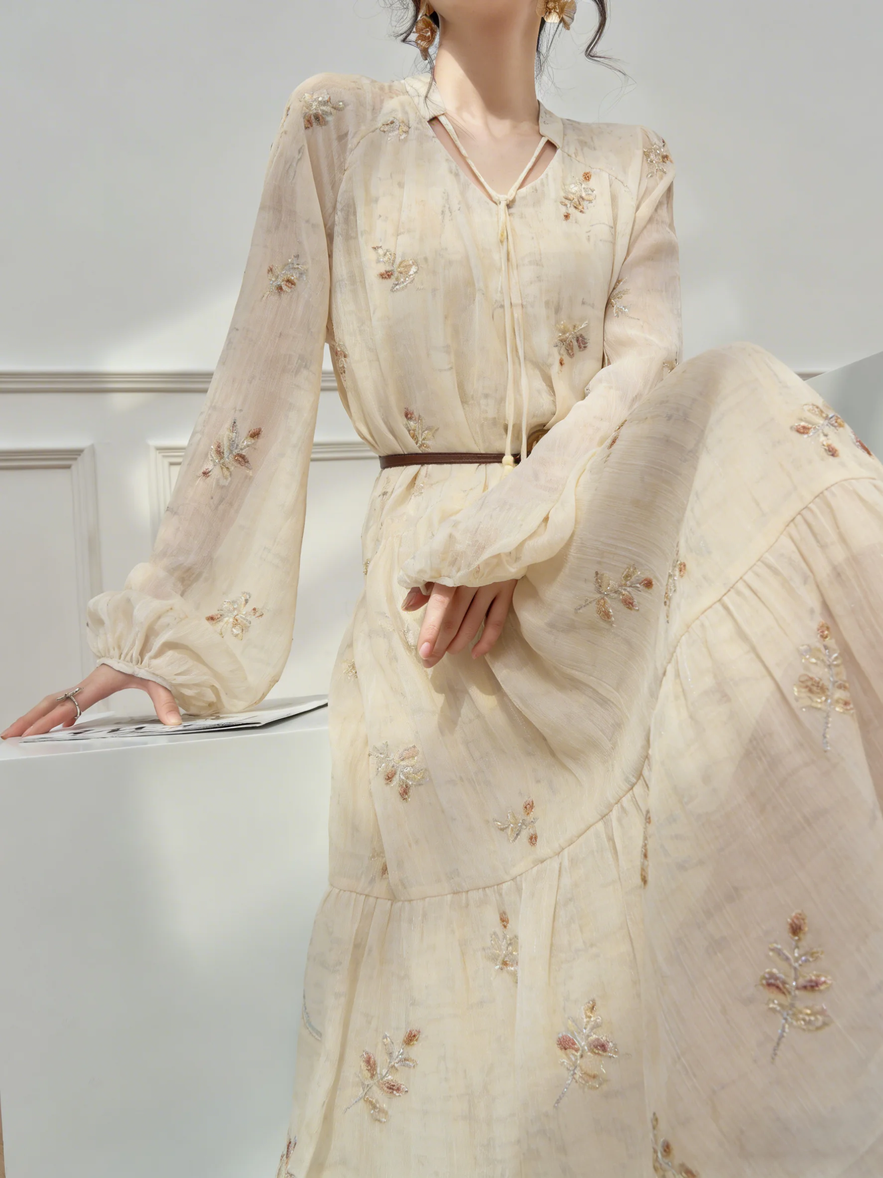 

Летнее желтое платье с V-образным вырезом и рукавами-фонариками, с вышивкой, приталенное, во французском стиле, с завышенной талией, А-силуэт, для женщин