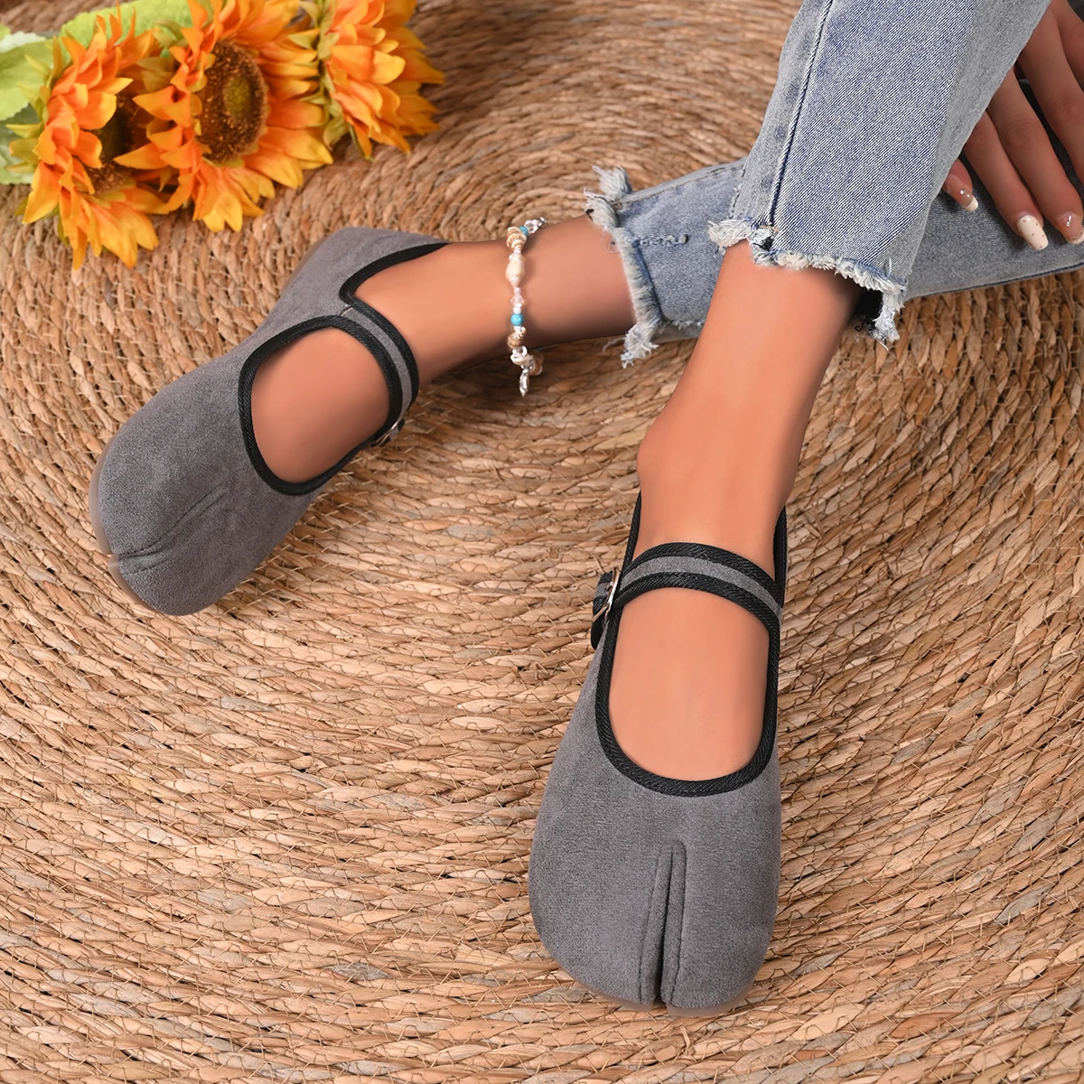 Flock Tabis Ninja Shoes Woman Silver Flats Ninja Mary Janes Split Toe Buckle Strap Loafers Ladies Trotters Women Ballet flats