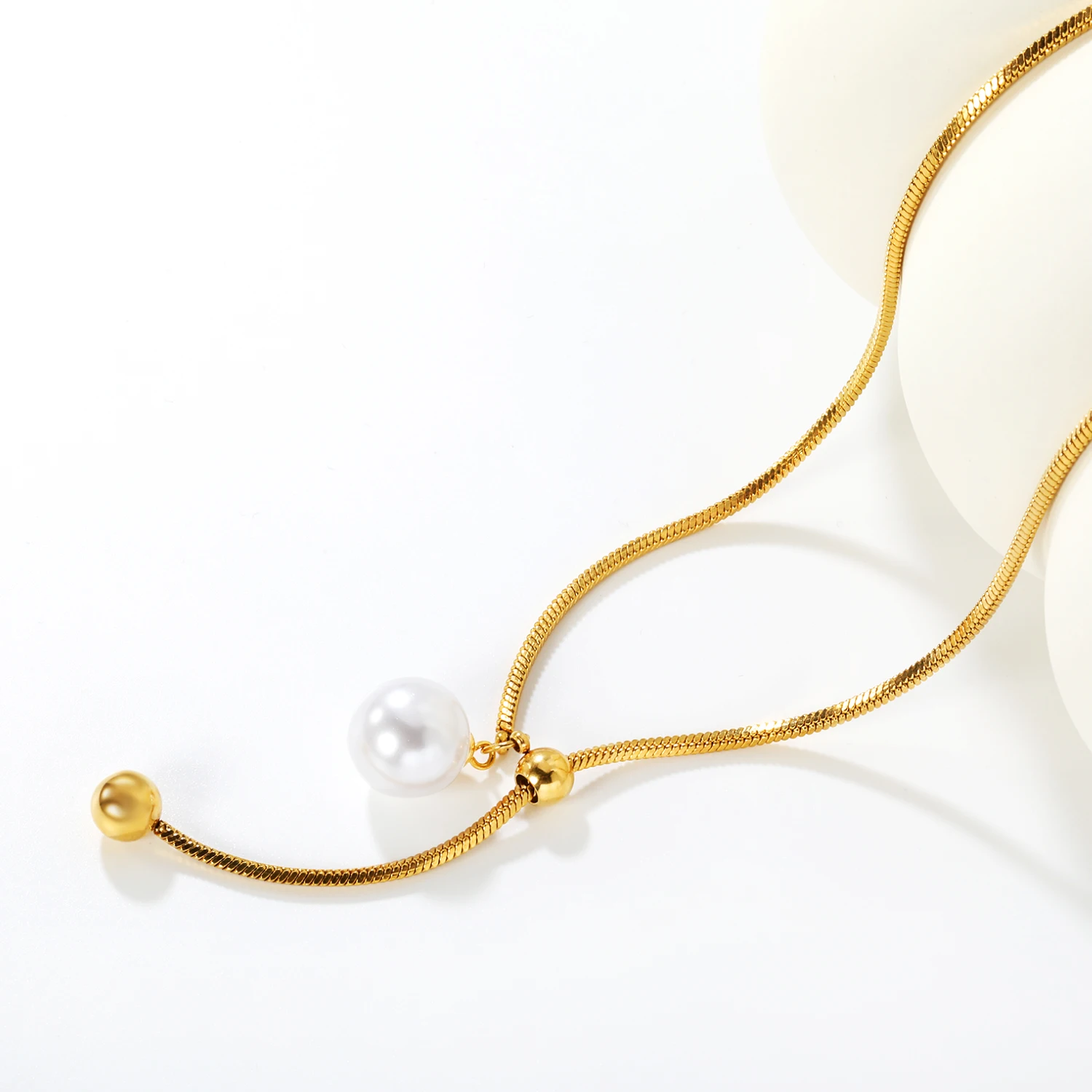 Modische Leicht-Luxus Edelstahl-Perlen-Accessoires Verstellbare Anhänger-Halskette für Damen, Pullover-Ketten-Schmuck