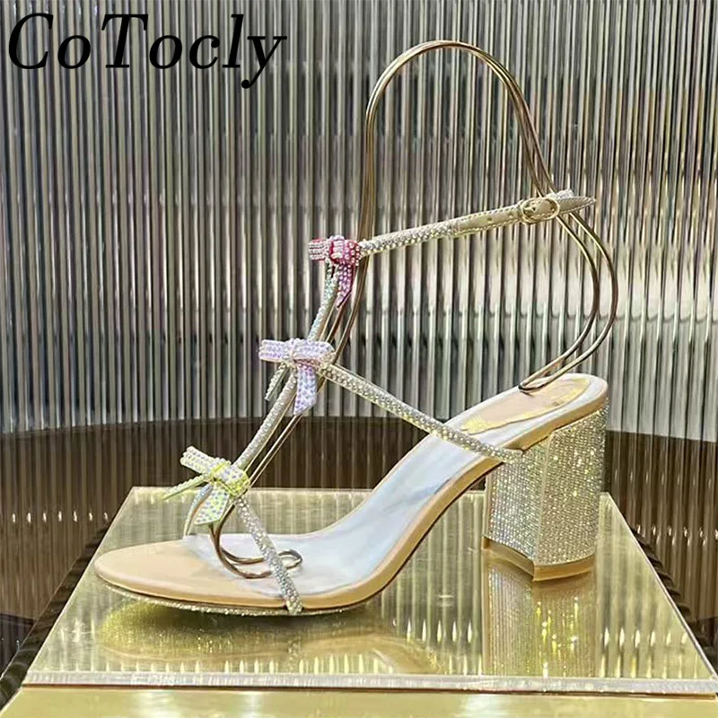 جديد صنادل كعب عالٍ النساء حجر الراين الكاحل حزام أحذية الحفلات الإناث كعب مربع مكتنز كريستال فراشة عقدة الصنادل امرأة