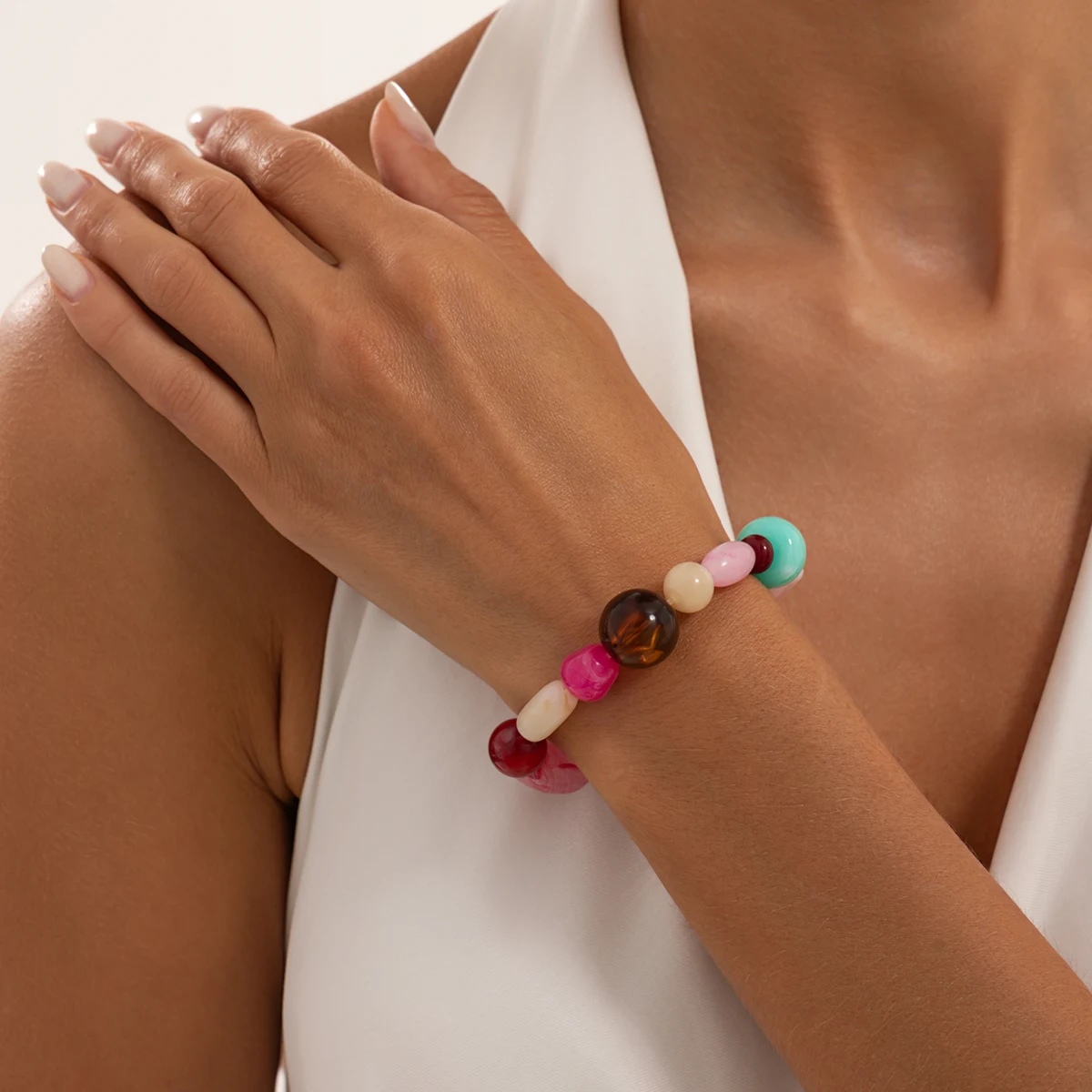 Ingemark Elegantes, farbenfrohes Armband aus Acrylharz mit Perlen für Damen, süßes, trendiges, elastisches Charm-Armband, Y2K-Schmuckaccessoires – Detail 2