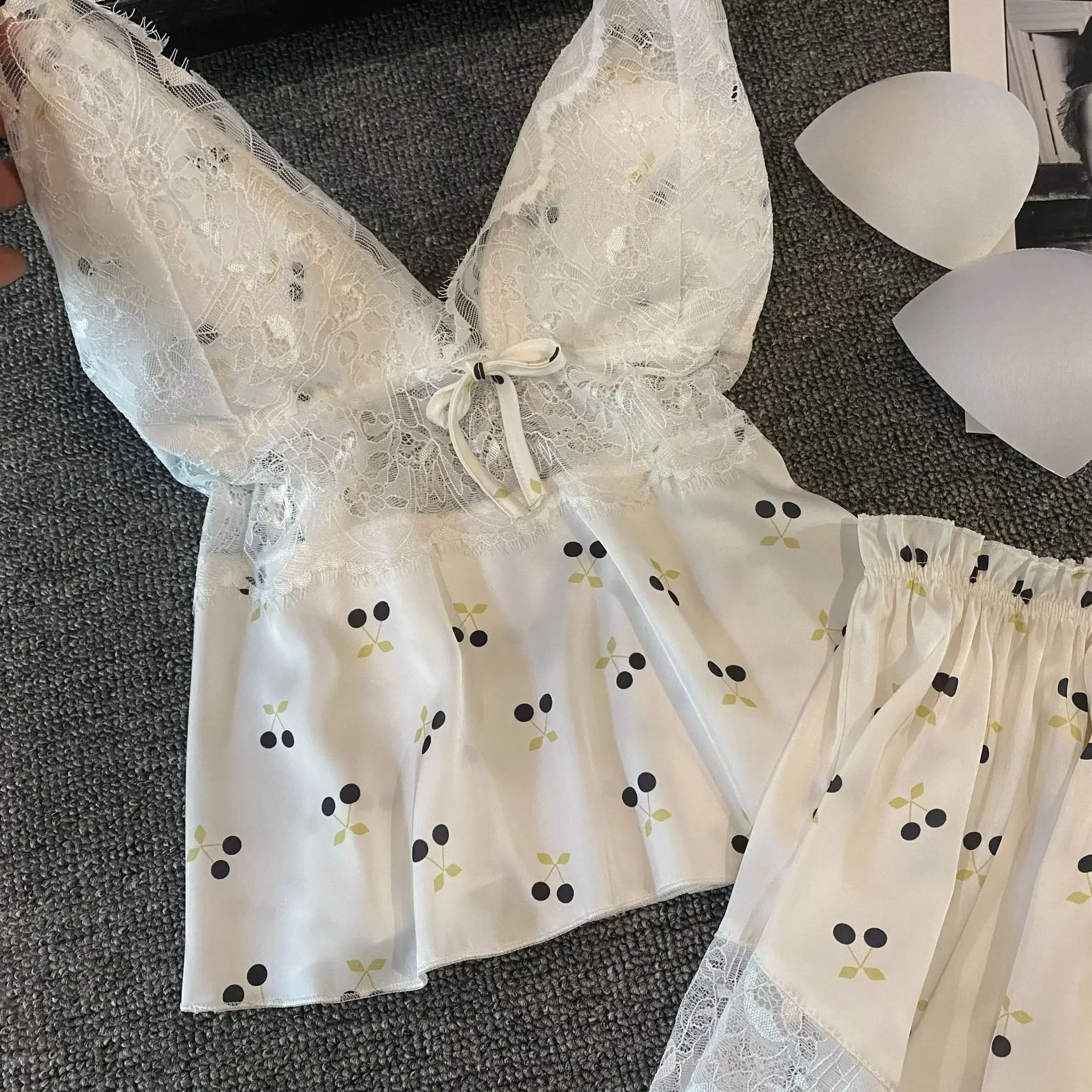 夏の女性のパジャマランジェリー 2 ピースレースパジャマセットセクシーなノースリーブパジャマスーツサテンサスペンダートップ & ショーツホームウェア