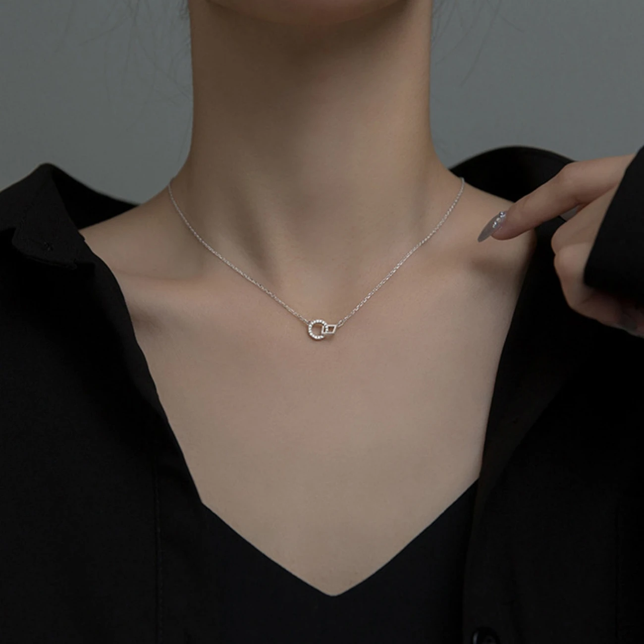 Simple niche design interlocking round square necklace women ins cool style light luxury geometric clavicle chain