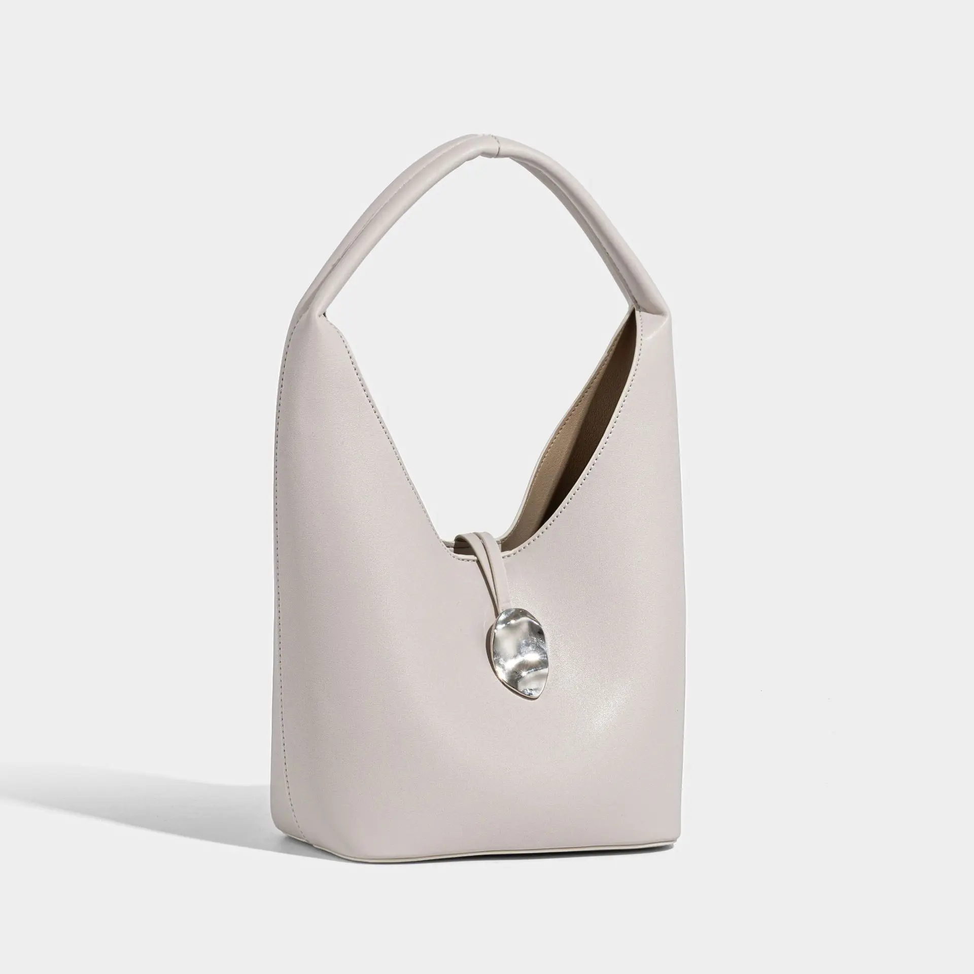 

2025 Новая модная универсальная ручная женская сумка, нишевый дизайн, высококачественная сумка через плечо на одно плечо, большая вместительная сумка-ведро