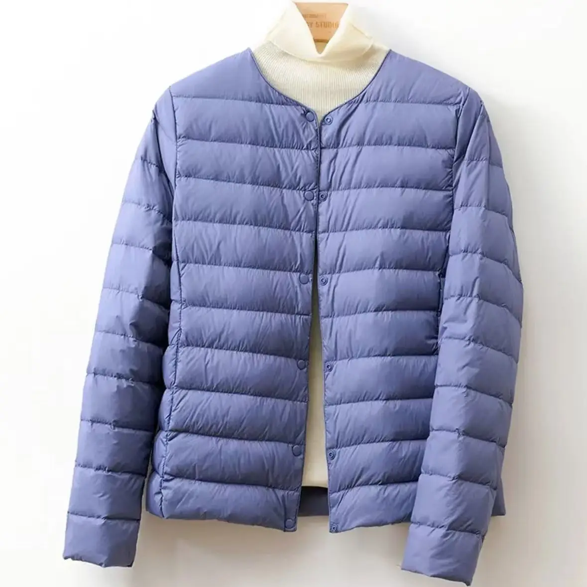 Nowa, lekka kurtka puchowa z białego kaczy puchu na jesień i zimę, z damską podszewką, krótka, z okrągłym dekoltem i bez kołnierza, ciepła.