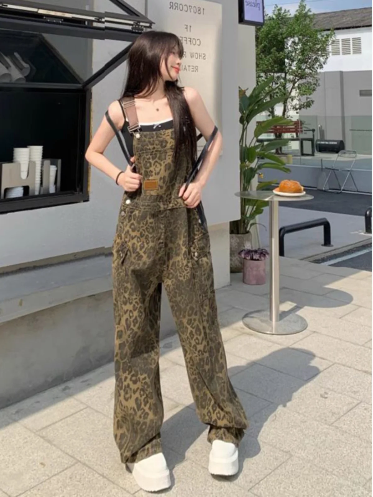 กางเกงยีนส์เอี๊ยมลายเสือดาวสไตล์อเมริกันย้อนยุค ทรงหลวม ขากว้าง สำหรับผู้หญิง แนวเวิร์คแวร์ ทันสมัย