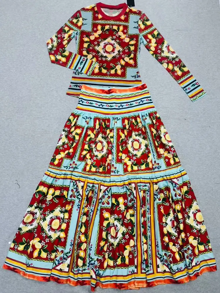 

Элегантный женский комплект: футболка с принтом, круглым вырезом и длинными рукавами, облегающая, и юбка с высокой талией и широким подолом. Новинка весеннего сезона, повседневный стиль.