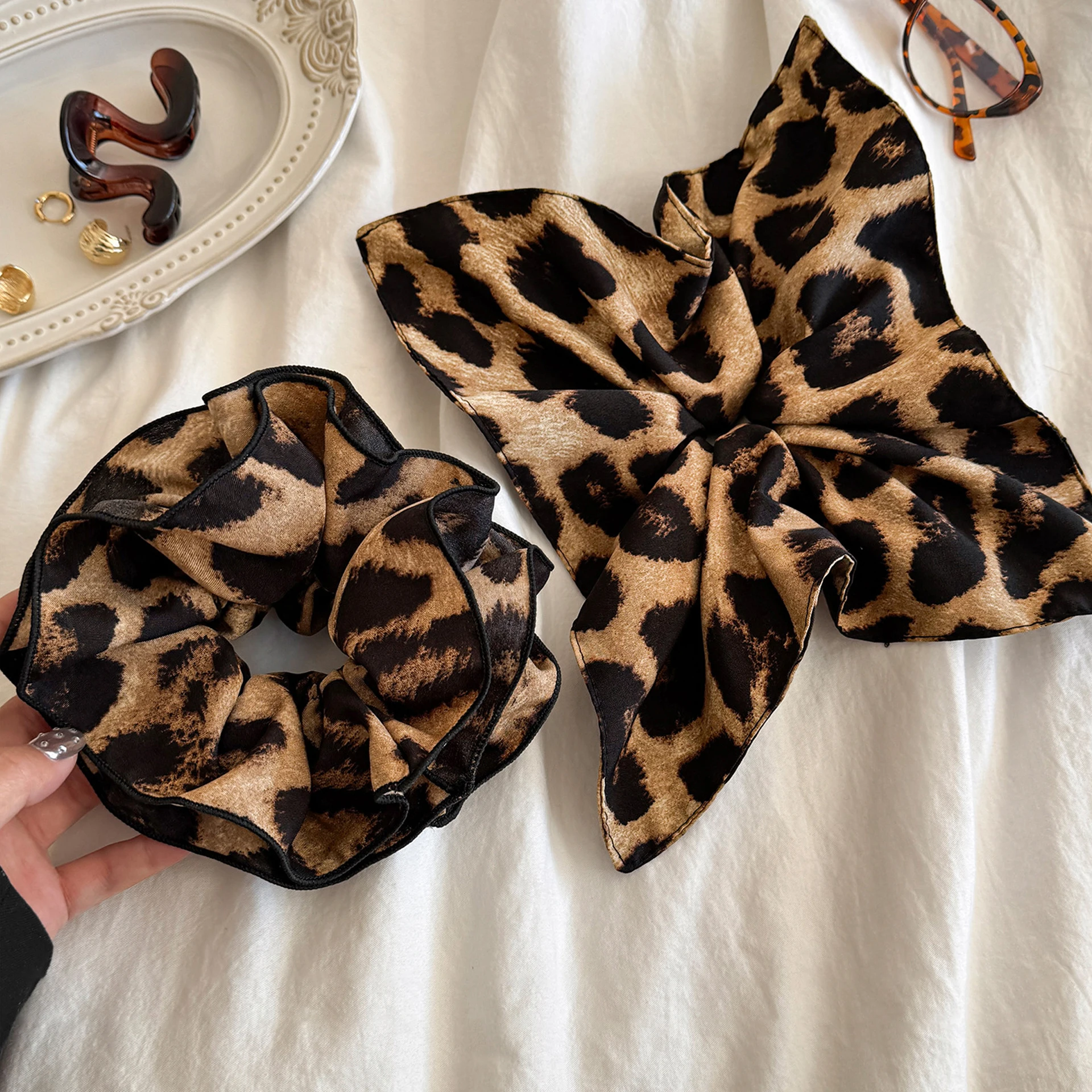 1 Stück Retro-Haargummi mit Leopardenmuster, quadratisch, großer Darm-Haargummi, neues Haarband für niedrige Pferdeschwänze, großes Haar-Accessoire – Detail 1