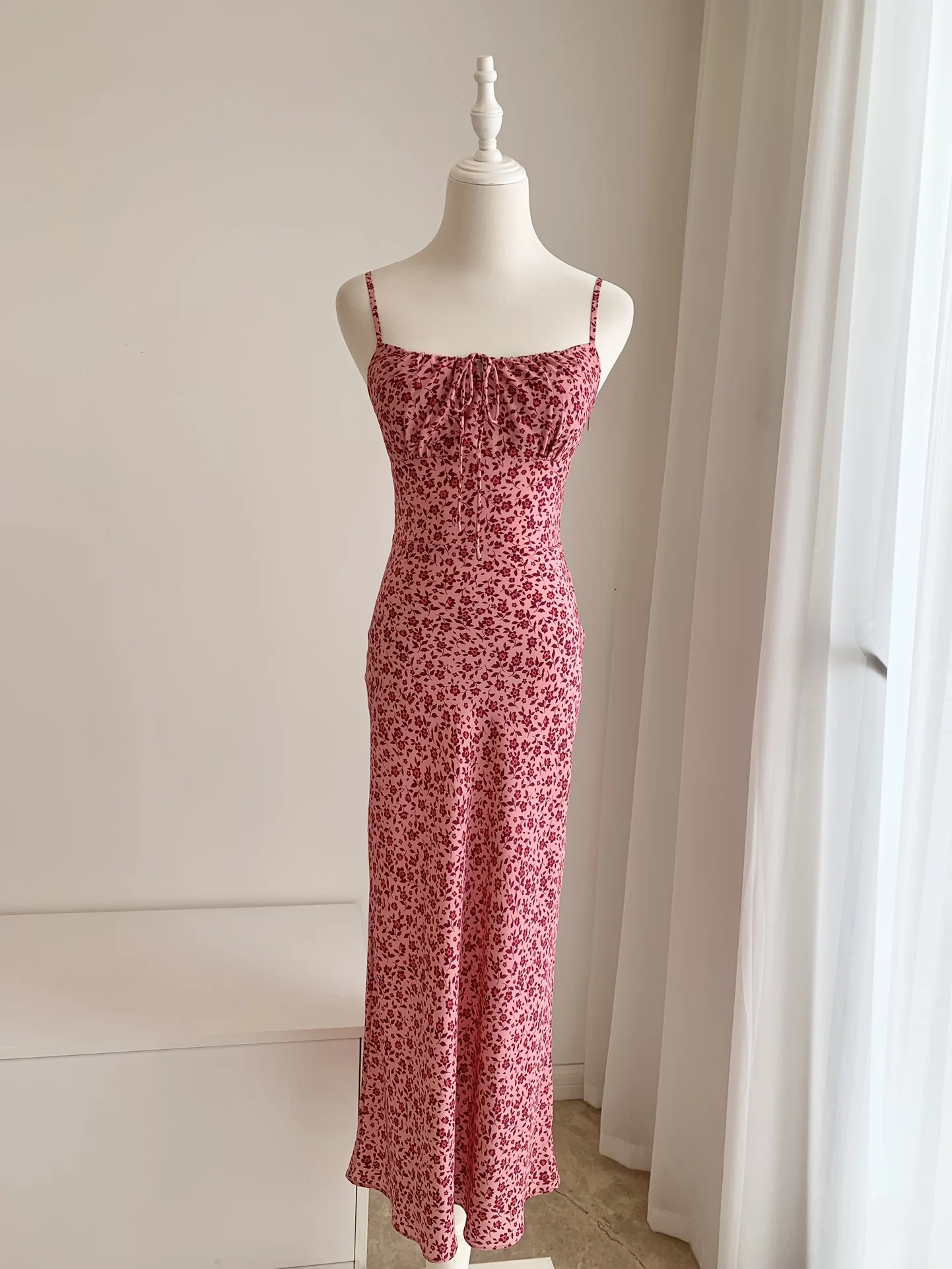 Frauen rosa Blumen druck träger lose Schnürung Slim Fit 100% Seide langes Kleid