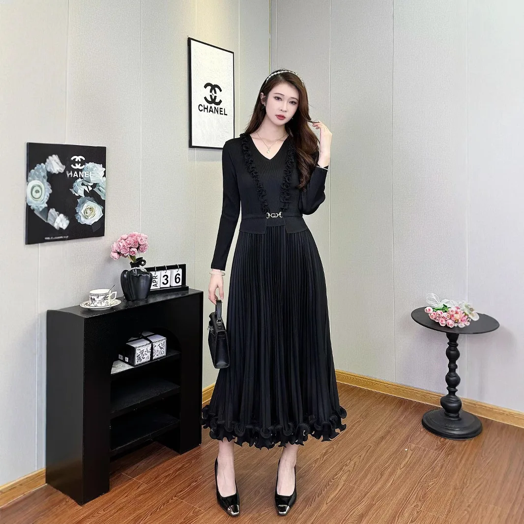 

Miyake Style Pleated Dress for Women 2025 New Solid Color Wood Earrings V-neck Long Sleeve Fake Two-piece Loose Pleated Skirt