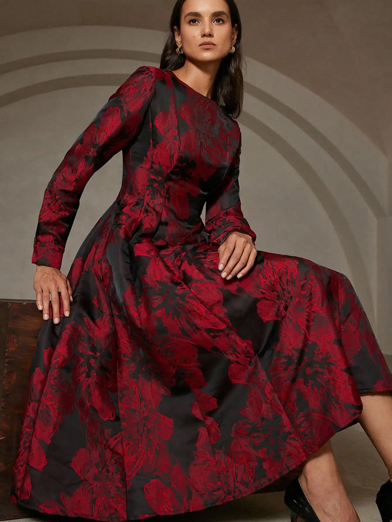 

Elegant Red & Black Floral Jacquard A-Line Dress with Round Neck and Long Sleeves