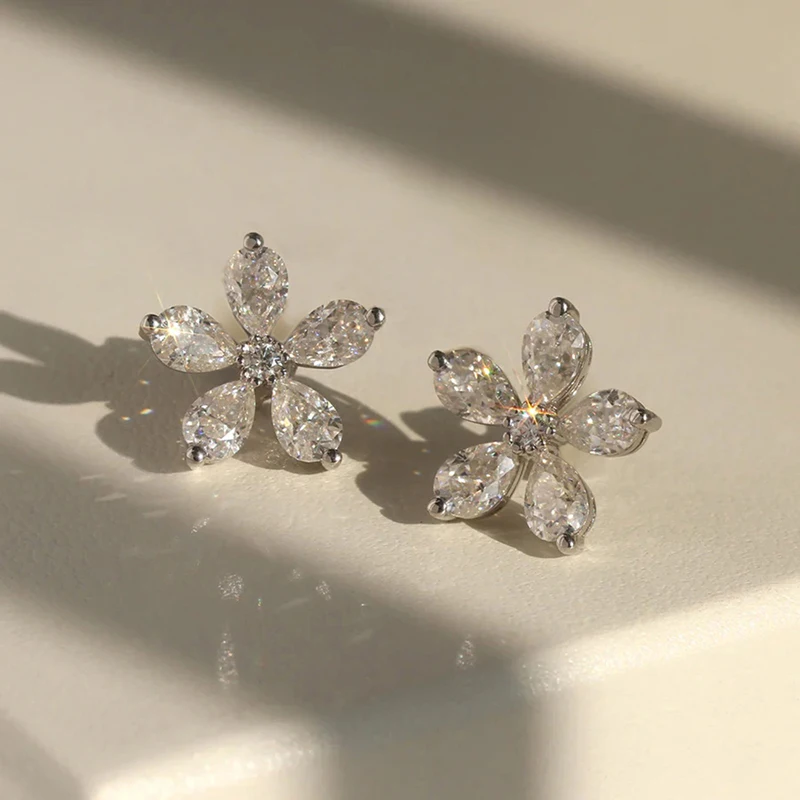 Huitan Ausgefallene Kristall-Blumen-Ohrstecker für Damen, exquisites Ohr-Piercing-Zubehör, silberfarben, ausgefallenes Geschenk, trendiger Schmuck