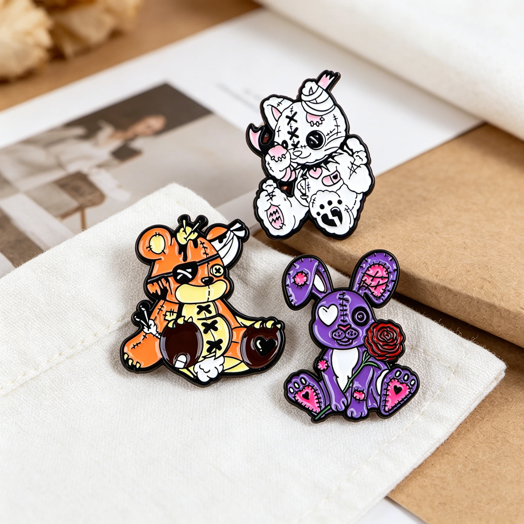Cartoon Böser Bär Emaille-Anstecknadel Halloween Retro Brosche Anstecker Reversnadel Abzeichen für Rucksack Kleidung Accessoires Schmuck Freunde Geschenk