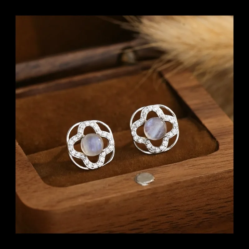 

Ювелирные изделия Ins, серьги-гвоздики из серебра 925 пробы с закругленными углами и четырьмя лепестками цветов и лунным камнем, новые модные женские серьги