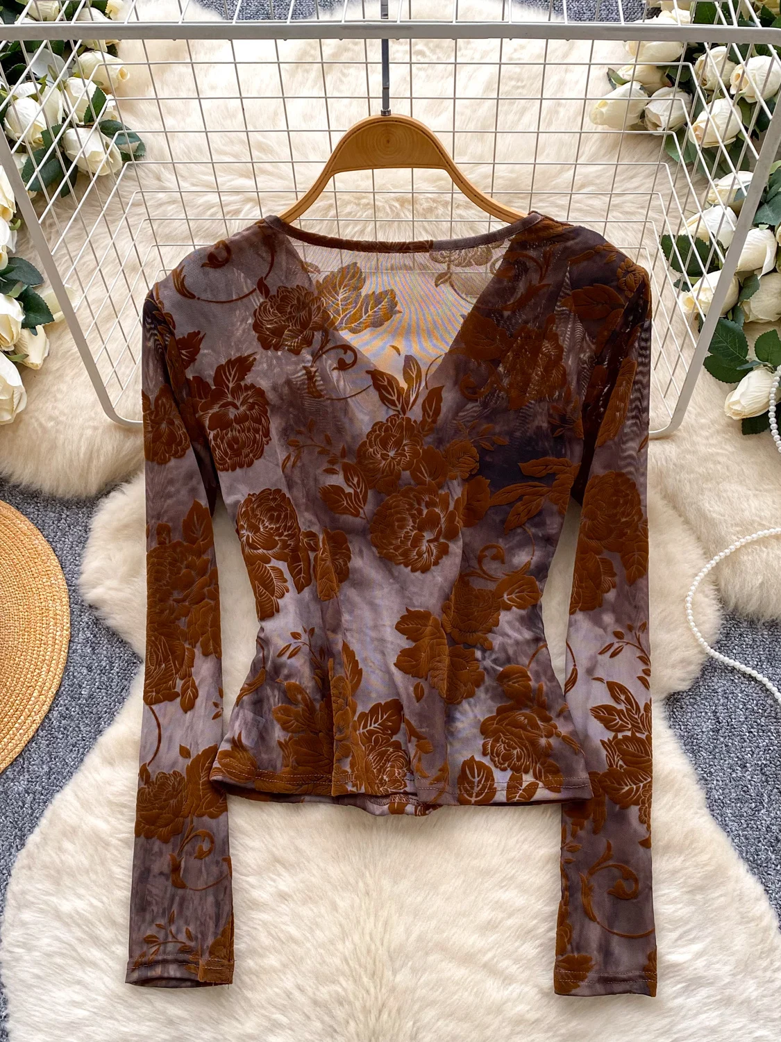 เสื้อยืดแขนยาวผ้ากำมะหยี่ลายวอเตอร์มาร์คสไตล์เรโทร ทรงวี คอวี ทรงเข้ารูป เหมาะสำหรับใส่เป็นเสื้อตัวใน สำหรับสาวๆ วัยรุ่น สไตล์เกาหลี แฟชั่นเกาหลี