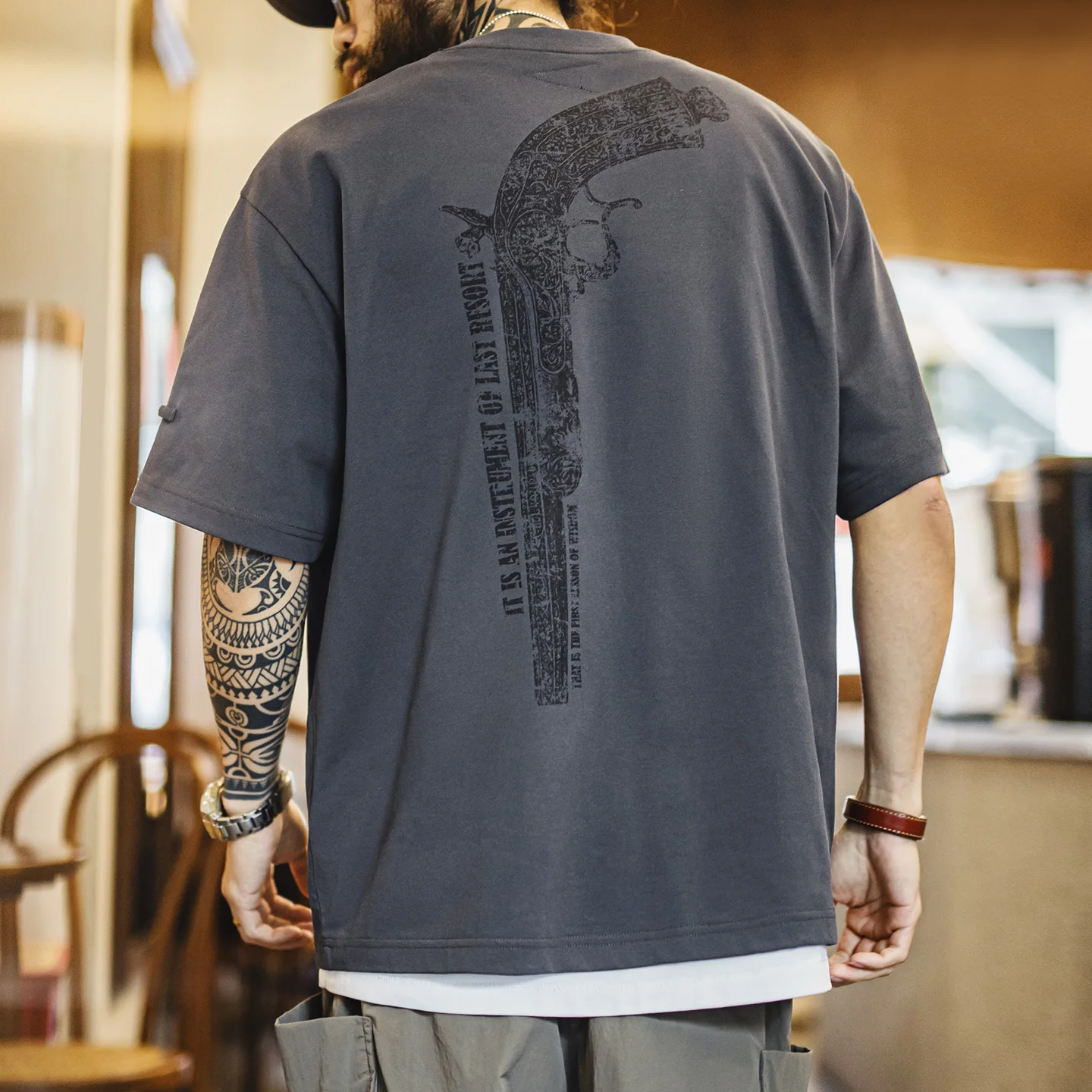 Maden Herren American Retro Rundhals-Shirt mit Aufdruck, Grau, Locker Geschnitten, Stylisches Design, Lässige Arbeitskleidung, Tägliches Pendeln, Sommer-Shirt