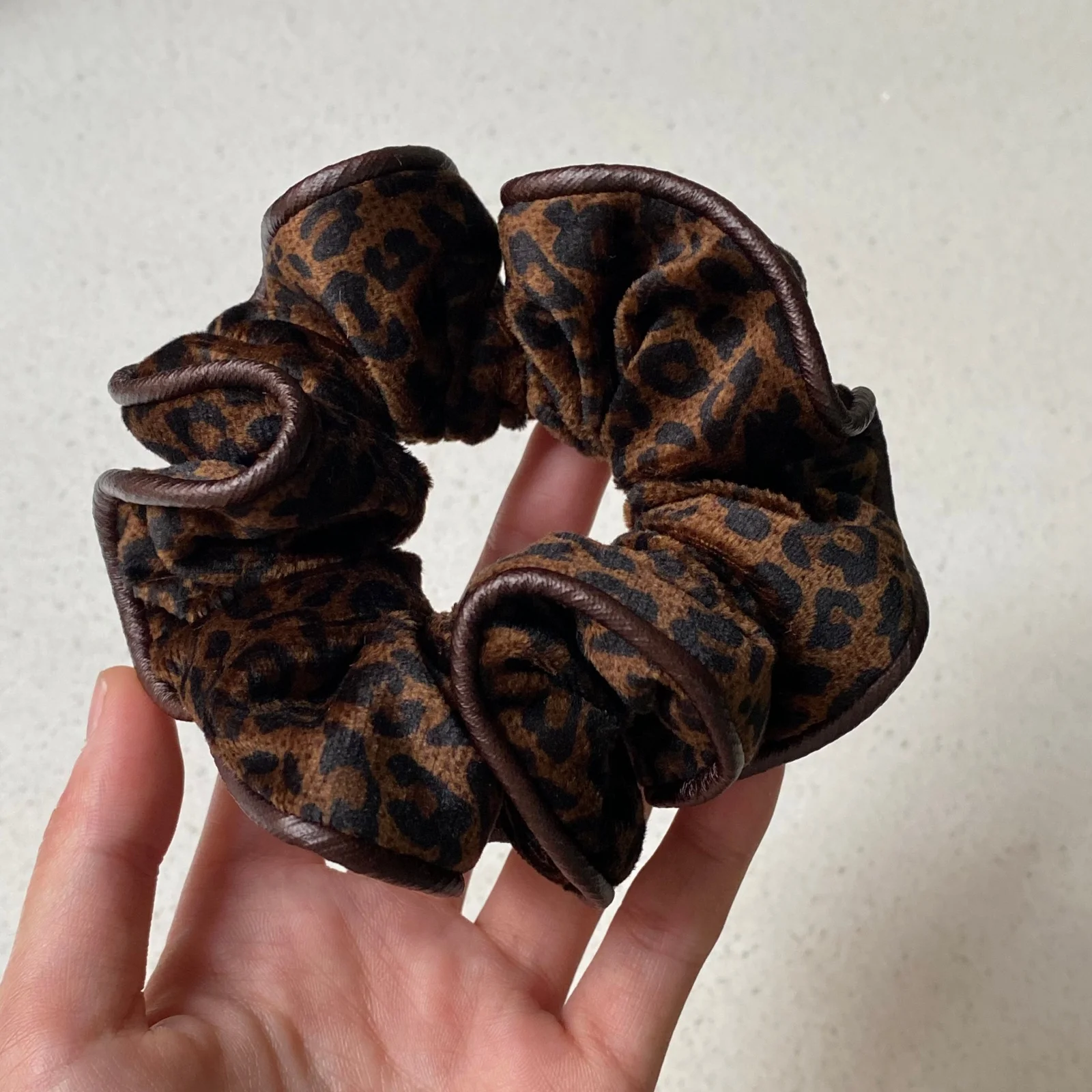 

1pc Exquisite & Chic ~ Stylish Velvet Leopard Print PU Trim Small Scrunchie - New Korean-Japanese Fashion Hair Tie for Women