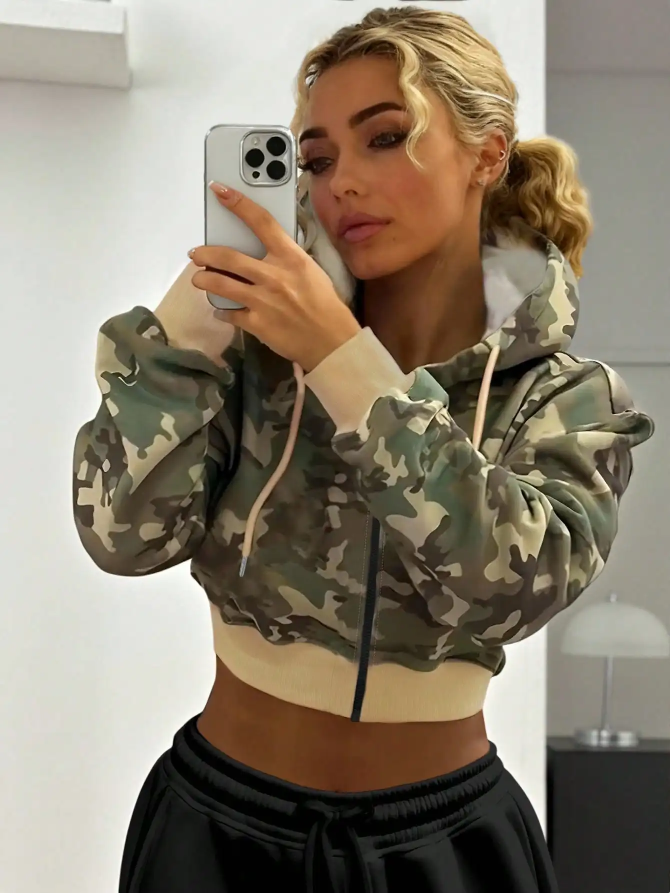 

Женская укороченная толстовка с камуфляжным принтом, цветными блоками и молнией, в уличном стиле, для осени/зимы