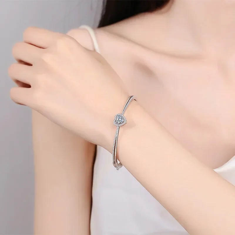 Sweet Inlaid 1.45 Carat blue Moissanite Heart Bangles for Female, High Quality Platinum Pt950 Cute Bracelet Diamond Fine Jewelry