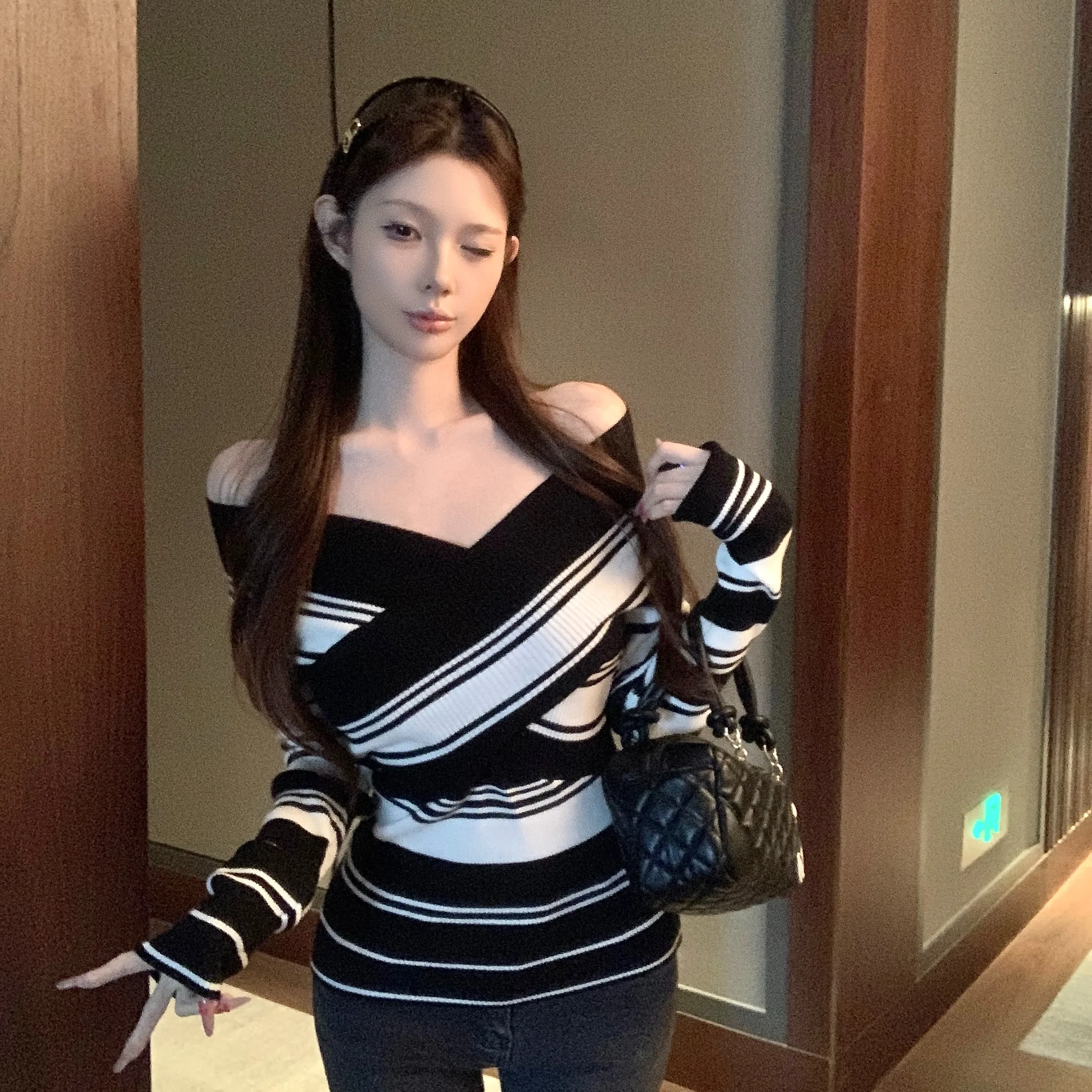 เสื้อถักคอวีลายทางสีสันสดใสสำหรับผู้หญิง ทรงเข้ารูป แขนยาว สไตล์เรียบหรู เหมาะสำหรับฤดูใบไม้ร่วงและฤดูหนาว