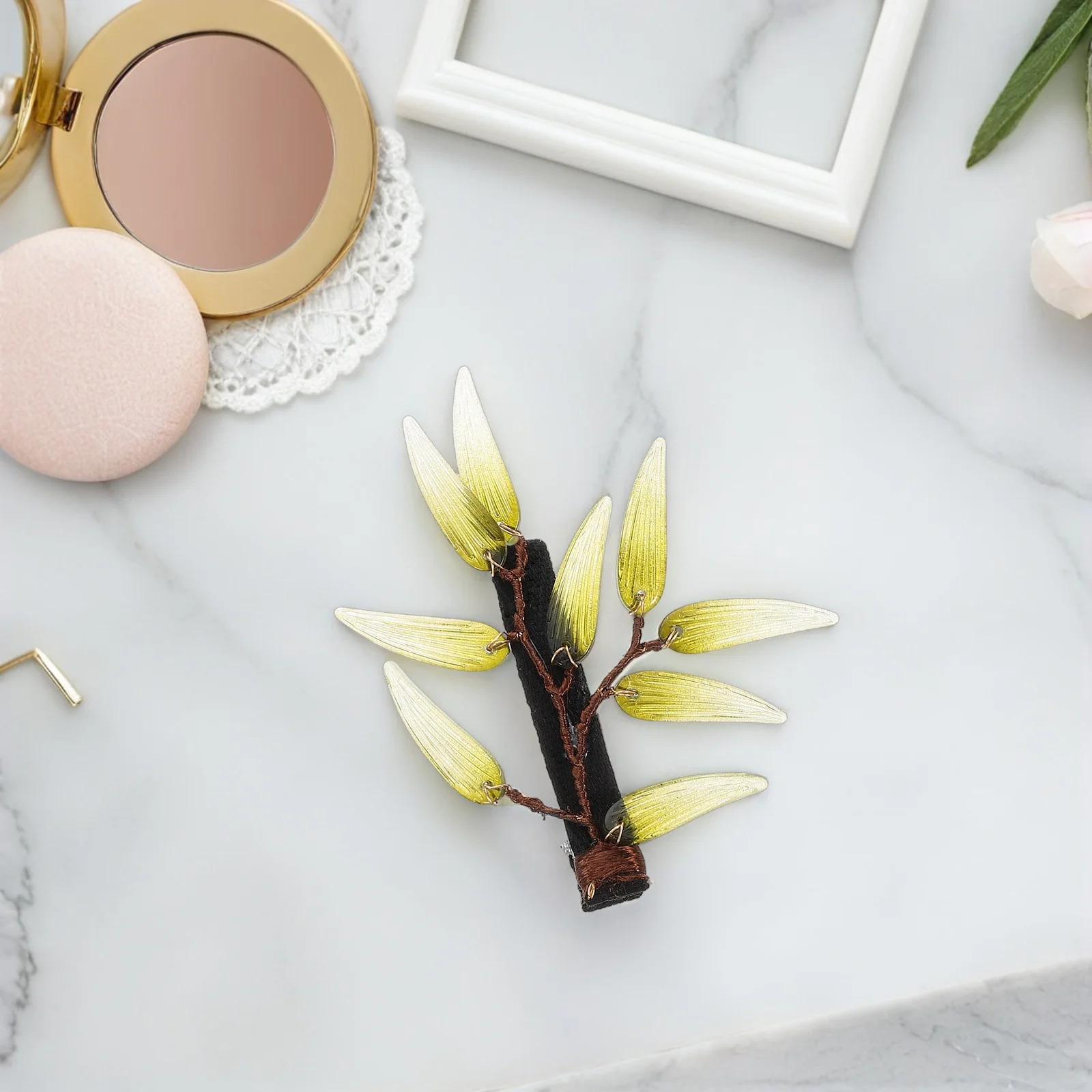 

Realistic Leaf Design Simulated Bamboo Hair Clip for Women Side Updo Vintage Fun Accessories Resin Plastic lasting