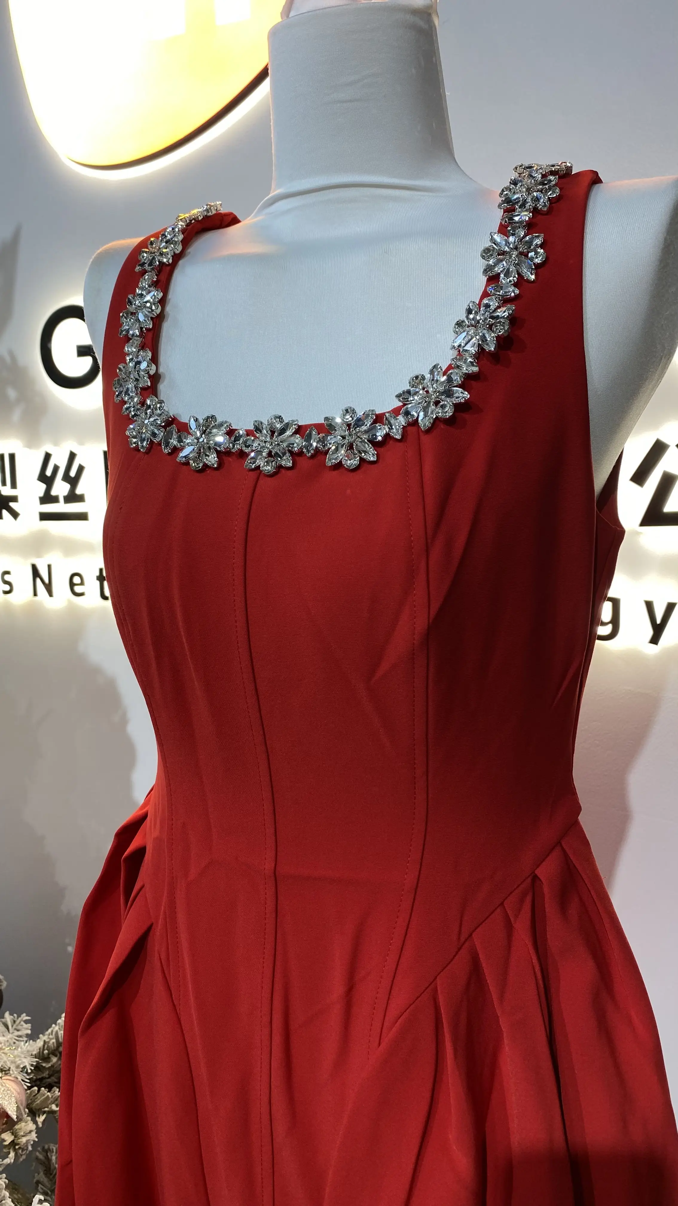 ソリッドカラー夏の女性のエンパイアセクシーなレッドビーズスクエアネッククリスタルダイヤモンドバックレスウェディングパーティープロム-GZMM235