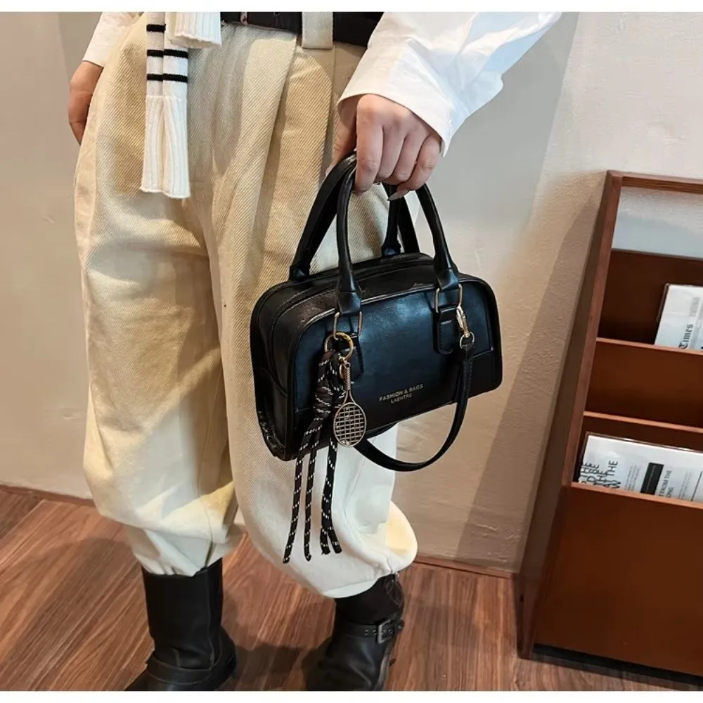 Niedliche Retro Mini Boston Tasche aus PU-Leder, quadratische Form, kleine quadratische Tasche mit Schultergurt, lässige modische Umhängetasche für Damen – Detail 3