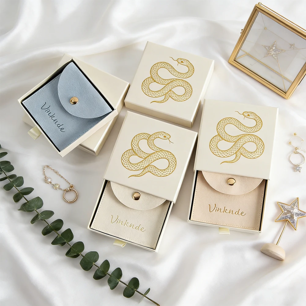 

24 шт. подарочные коробки из бежевой бумаги с индивидуальным логотипом для ювелирных изделий, серег, колец, выдвижные коробки-футляры, мешочки из микрофибры на кнопке