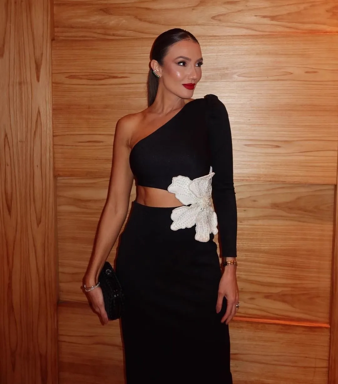 فستان أسود بكتف واحد للنساء في الربيع والخريف، ضمادة راقية مع خصر مكشوف، فستان فريد من نوعه مزين بالزهور