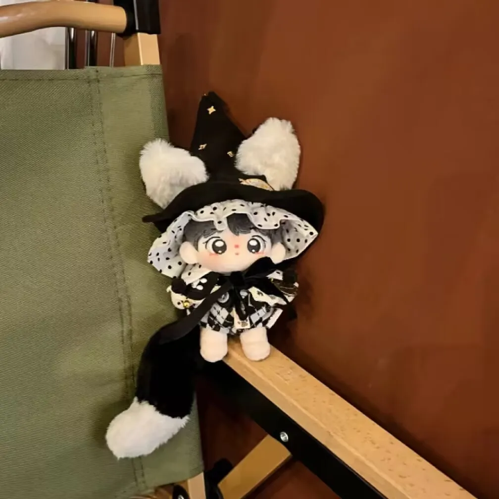 La muñeca de algodón mago negro de la Asociación Mágica del Hemisferio Norte de la Noche Polar se cambia en un vestido de bebé