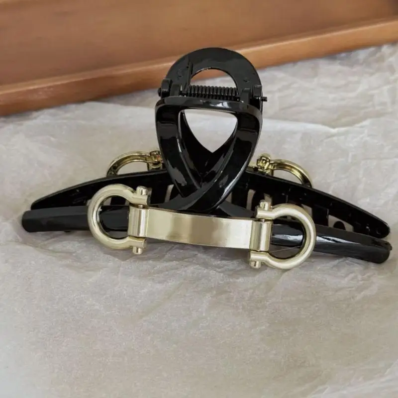 Черные волосы с когтя