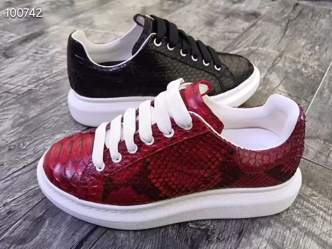 حذاء مسطح للرجال من جلد الثعبان الحقيقي لعام 100% 2025 حذاء رياضي جديد من جلد الثعبان مناسب للرجال مع بطانة بقرة أحمر أصفر وأسود