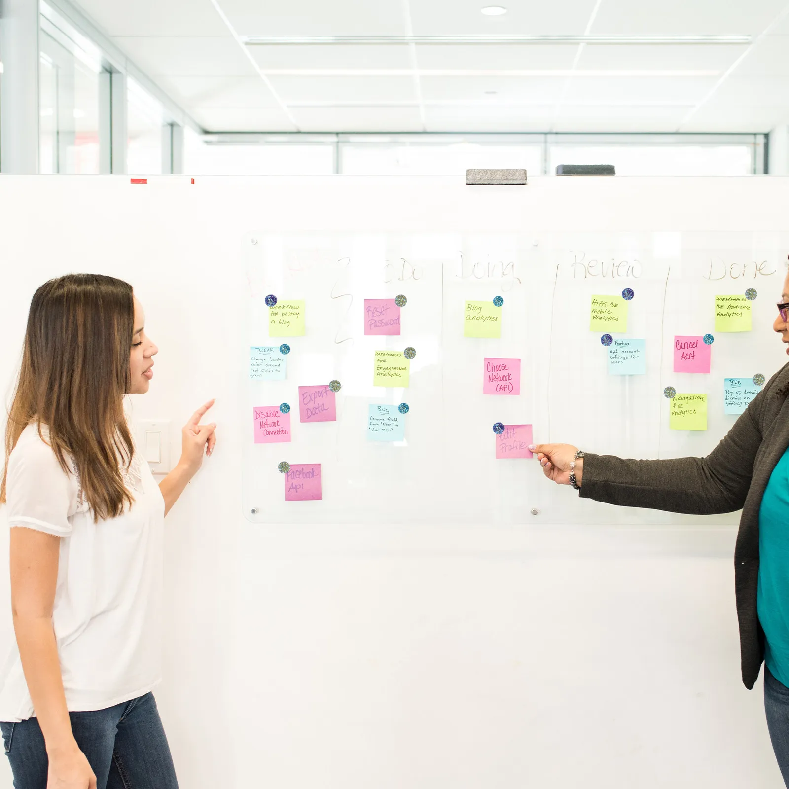 

30Pcs Diamond Pushpins Multi-Function Thumb Tacks Shining Compact Thumbtacks Office Desk Accessories Map Supplies