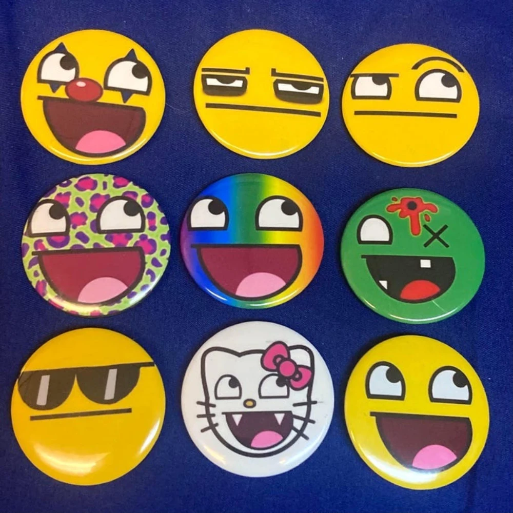 Badges à épinglette avec des memes visage épiques