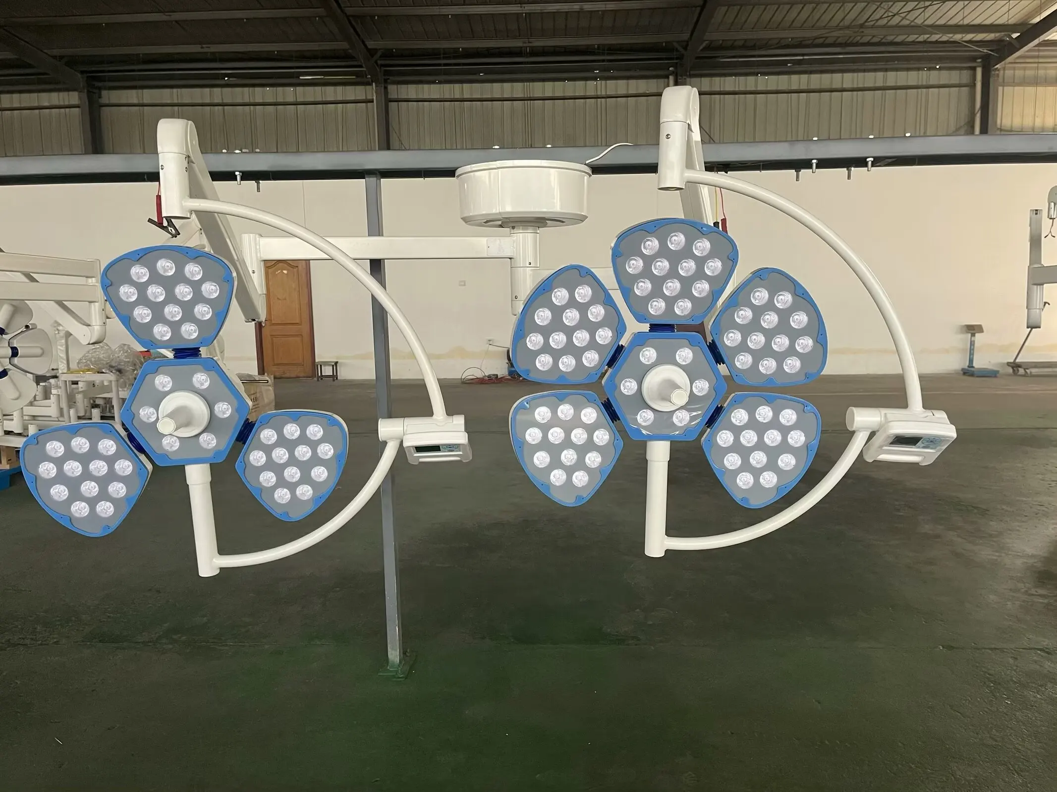 Luz de la lámpara operatoria sin sombras de la operación móvil médica del LED