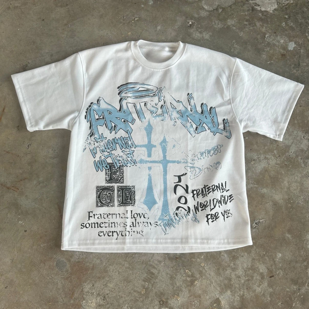 Camiseta Oversized com Estampa Gótica de Grafite Cruzado Verão 2026, Camiseta Casual Retrô Streetwear de Manga Curta para Homens e Mulheres