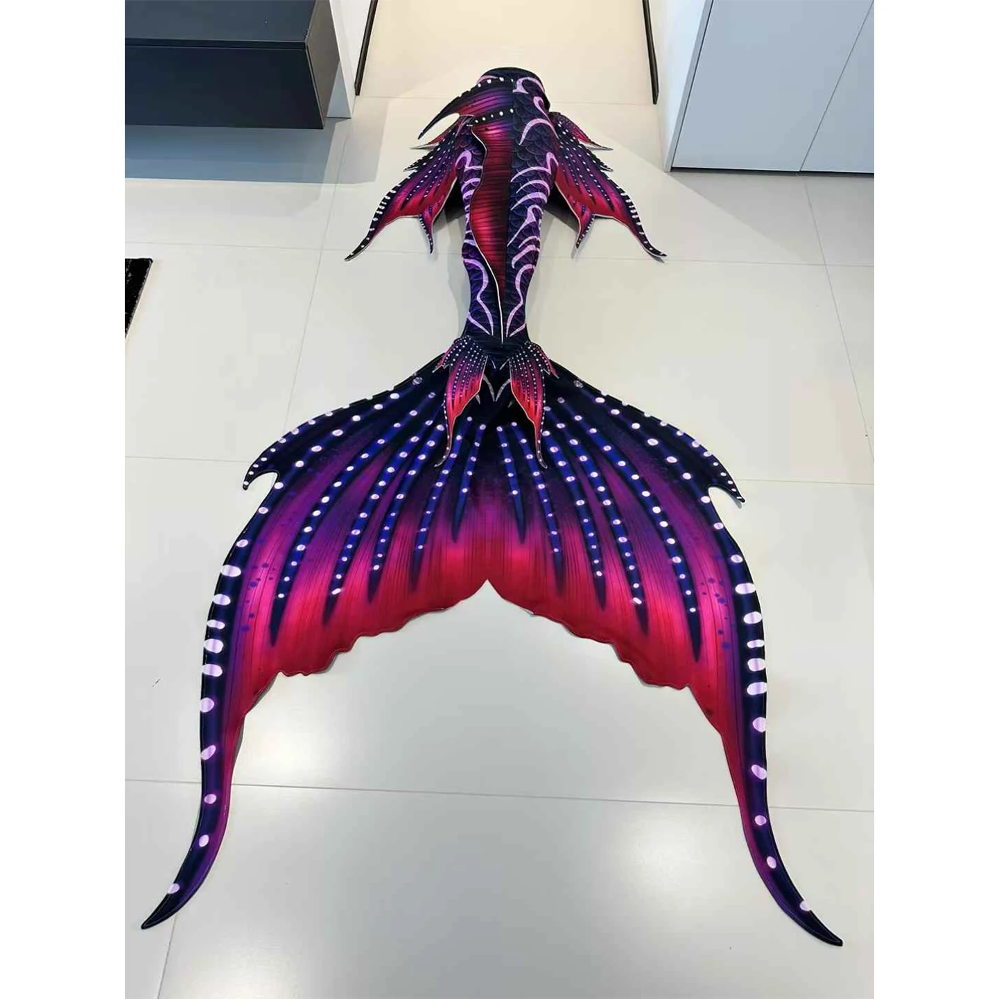 

High-End Aquarium Photography Capturing Gradient Tail Fins High-Definition Printed Scale-Pattern Swimwear Role-Play Set
