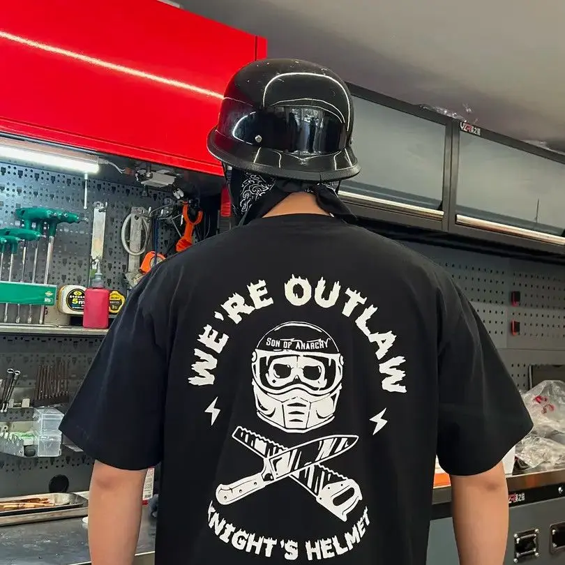 

WE'RE OUTLAW Vintage Motorcycle Helmet lAmerican Retro Locomotive Men's and Women's Cotton Loose Short Sleeve T-Shirt